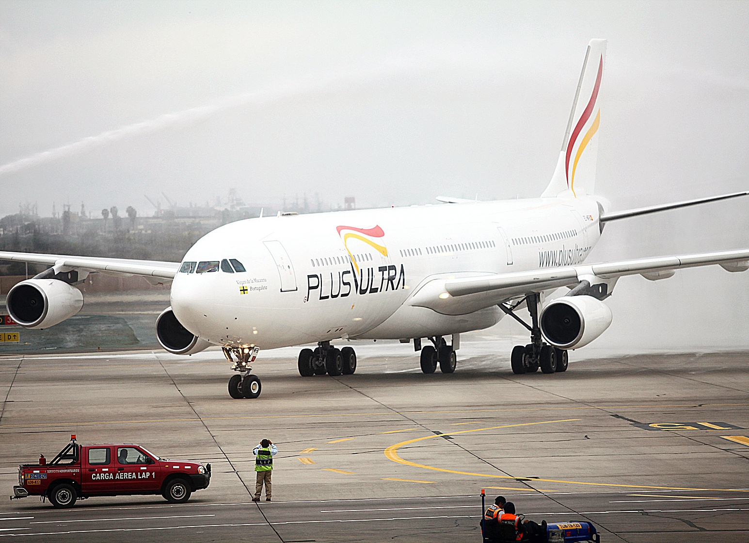 Un avión de la aerolínea Plus Ultra en el aeropuerto de Lima (Perú).
