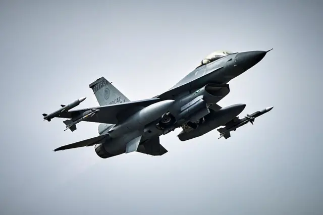 Un caza F-16, en vuelo.