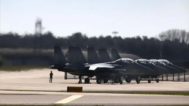 Cazas de Estados Unidos, sobre el asfalto de una base.