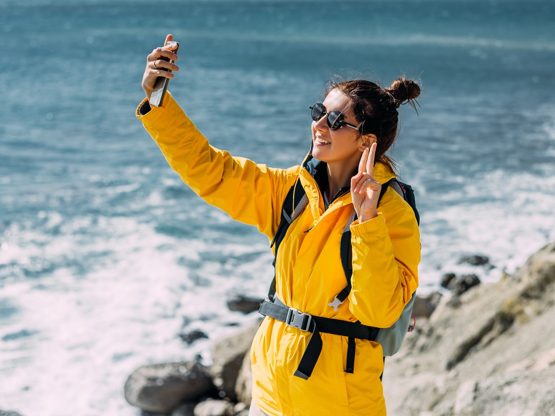 Foto: Una turista hablando por videollamada (iStock)