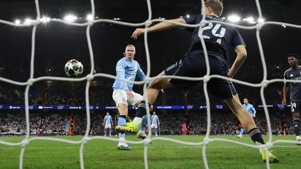 Erling Haaland anota el gol ante el Manchester City.