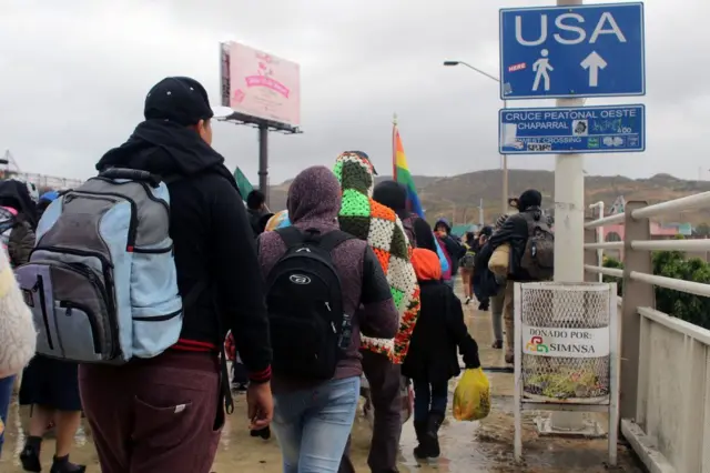 Un grupo de refugiados latinoamericanos en la frontera de México con EE.UU.