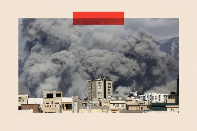 Una enorma nube de humo se eleva humo después de que se escuchan una serie de explosiones en Teherán, Irán.