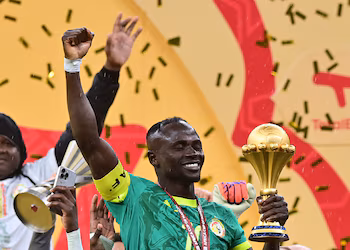 Sadio Mané levanta el título