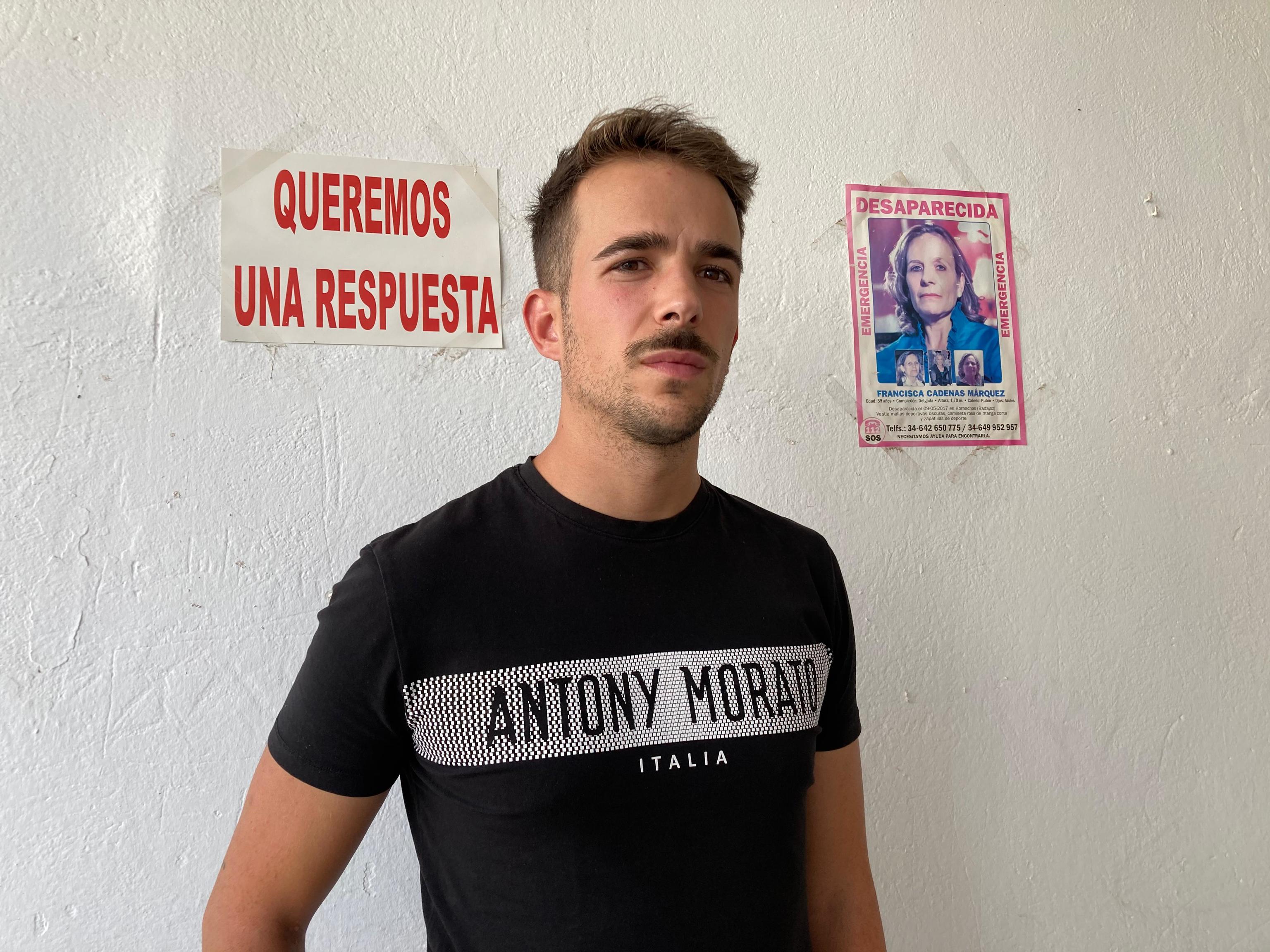Uno de los hijos de la desaparecida, José Antonio, en el callejón próximo a la vivienda familiar donde se perdió el rastro de la mujer, entonces de 59 años.