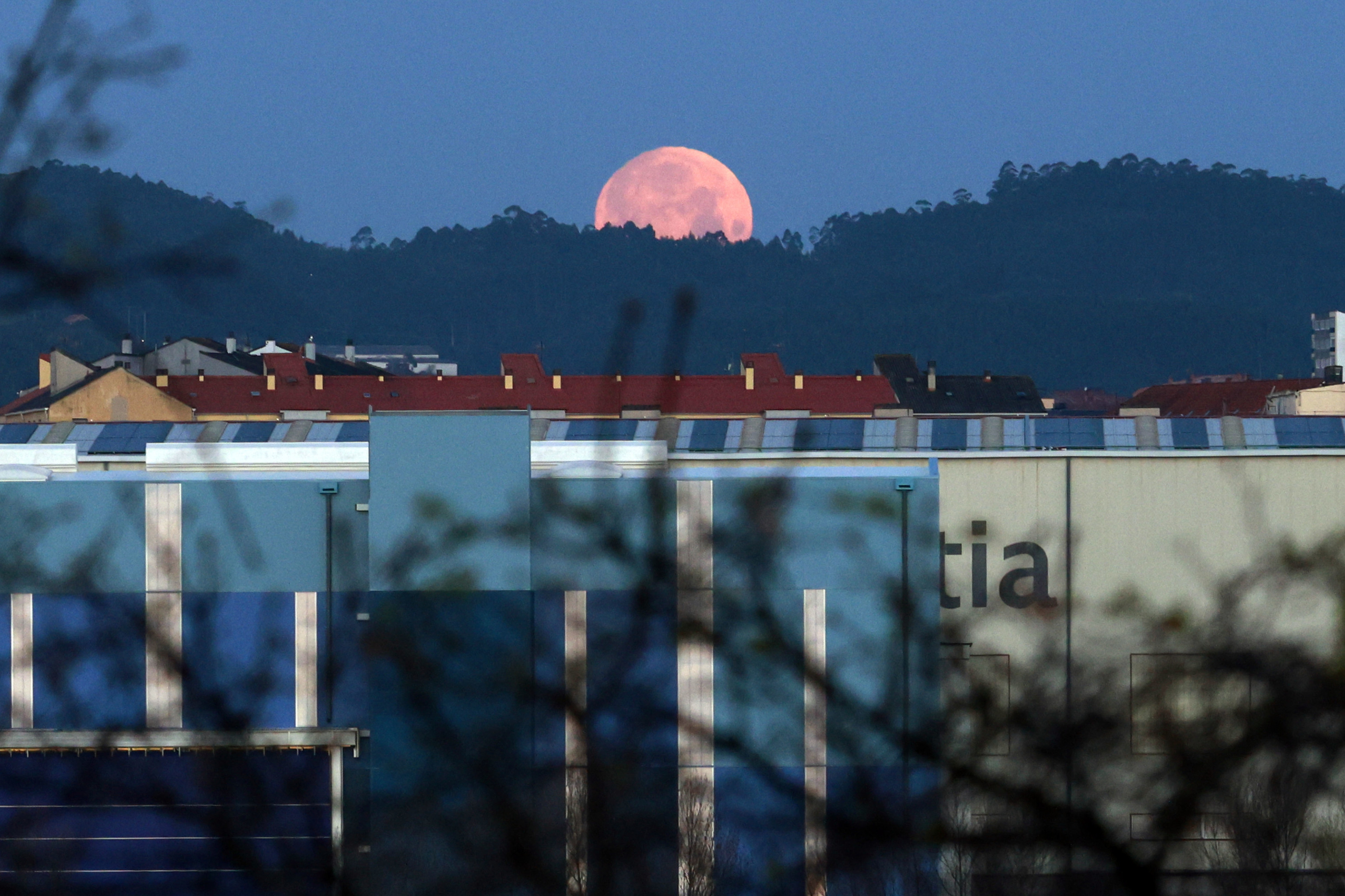 Luna llena de marzo vista desde Ferrol, Galicia.