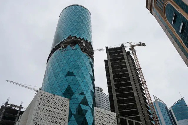 Edificio dañado tras el impacto de un dron en el barrio de Seef, en la ciudad de Manama (Baréin).