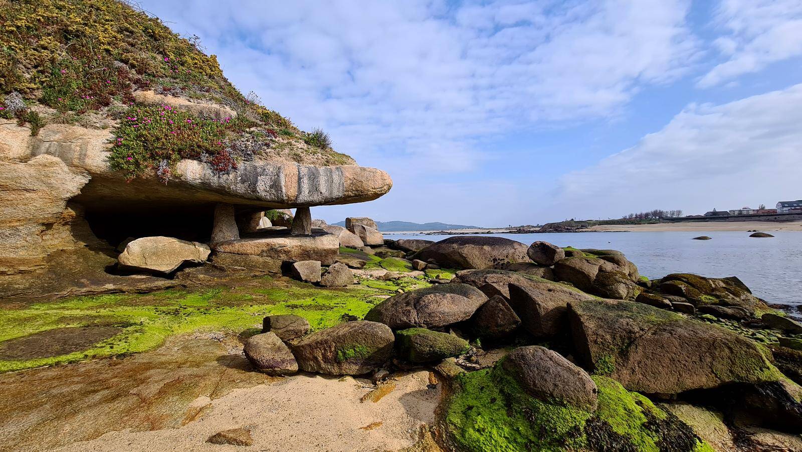 Foto: La desconocida cueva que te dejará sin palabras en una playa de Galicia. (Wikiloc/PacoGro2)