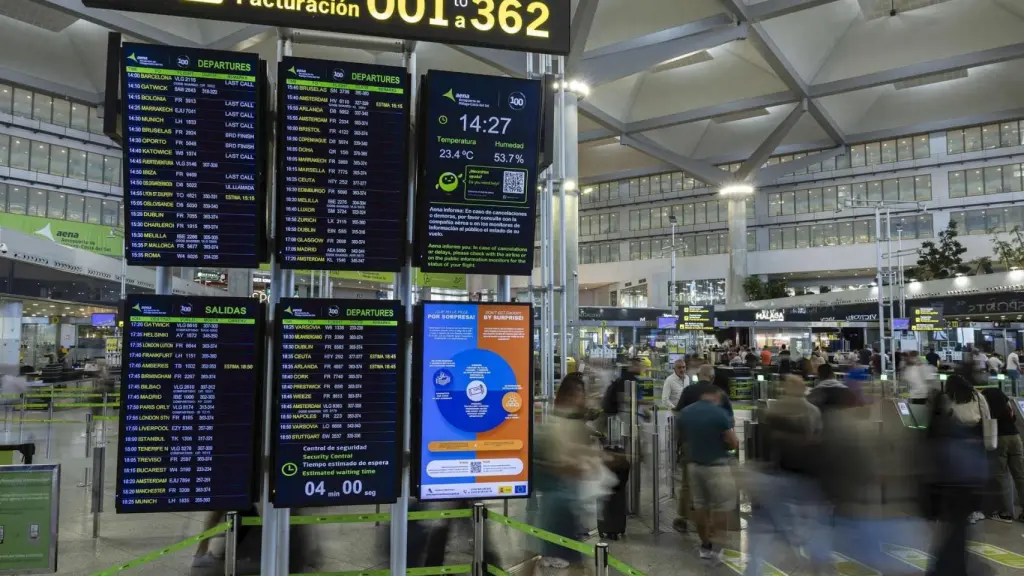 Pantallas de información sobre salidas y llegadas al aeropuerto. EFE