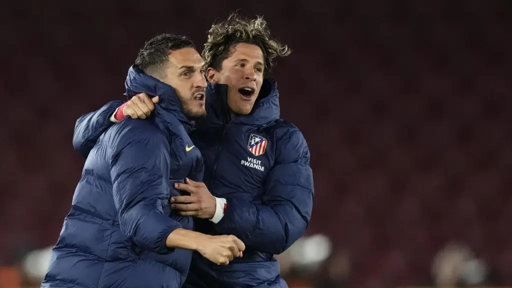 Giuliano Simeone y Koke celebrando en el Camp Nou