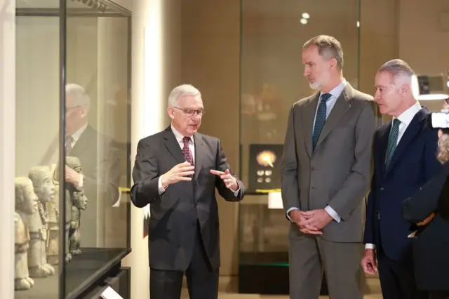 El arquéologo Andrés Ciudad ofrece una explicación al rey Felipe VI, en compañía del embajador Quirino Ordaz, en una sala de la exposición