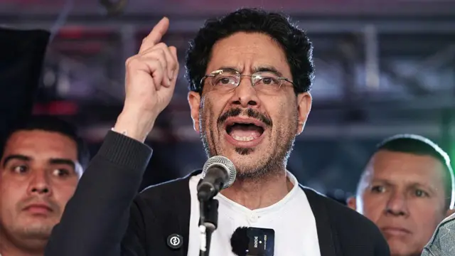 Iván Cepeda durante un mitin político en Bogotá el 20 de enero de 2026.
