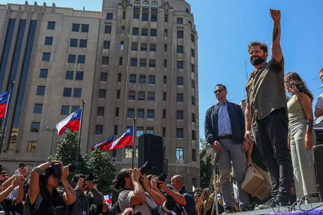 Boric saluda a sus seguidores en un acto público de despedida de su mandato presidencial el sábado.