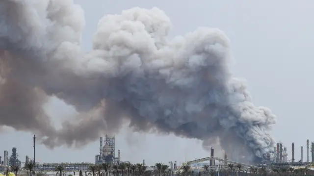 Se eleva el humo tras un ataque contra la refinería de petróleo Bapco en la isla de Sitra, en Baréin