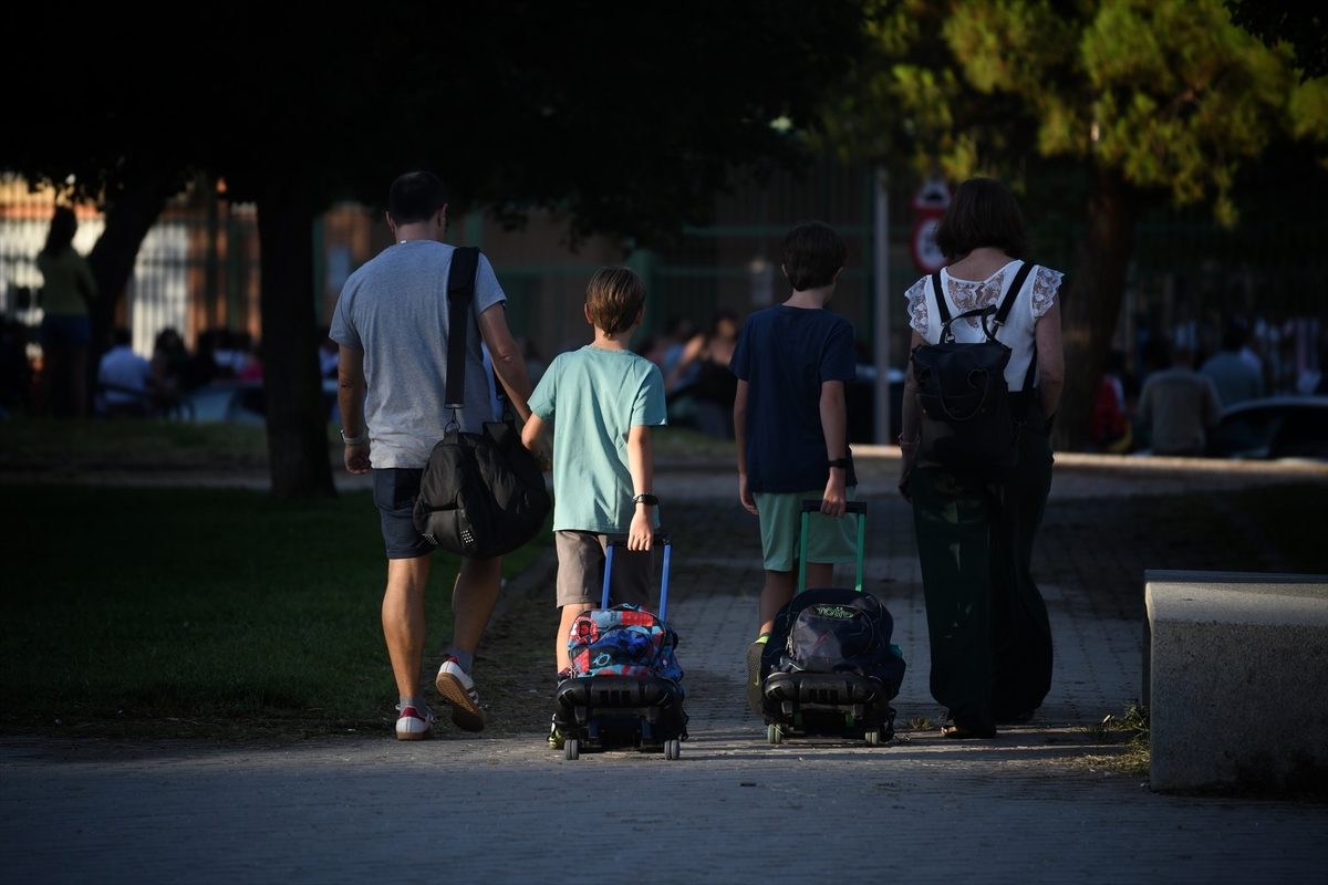 Dos niños pasean junto a
