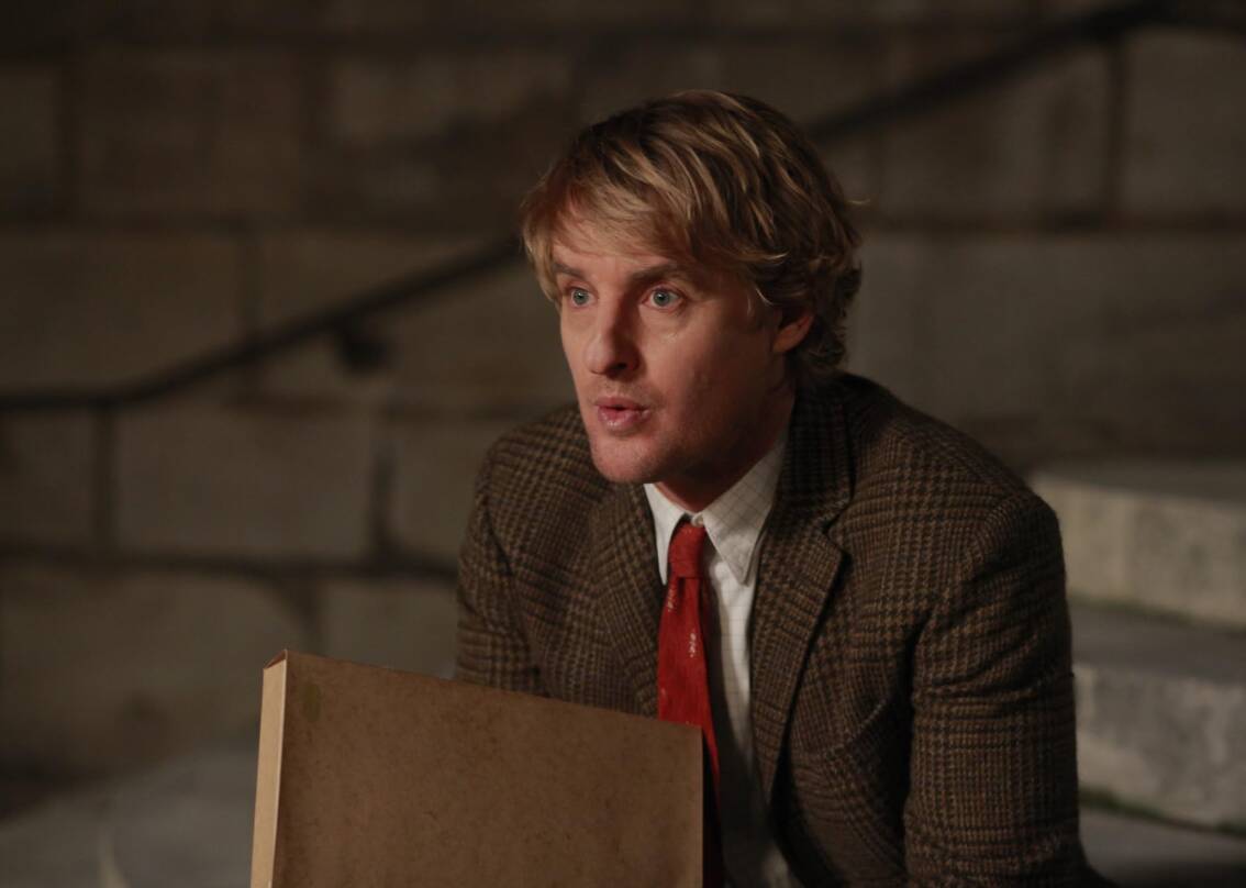 Foto: Owen Wilson, en las escalinatas localizables de 'Midnight in Paris'. (Sony Pictures)