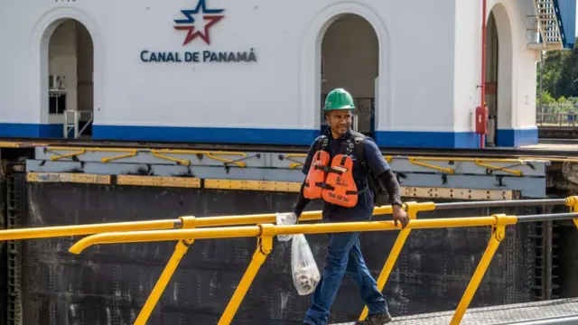 Un trabajador en el Canal de Panamá