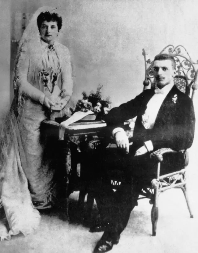 Foto de la Clorinda Cuneo de pie, a la izquierda, vestida de novia y Amadeo P. Giannini, sentado y con traje oscuro, a la derecha.