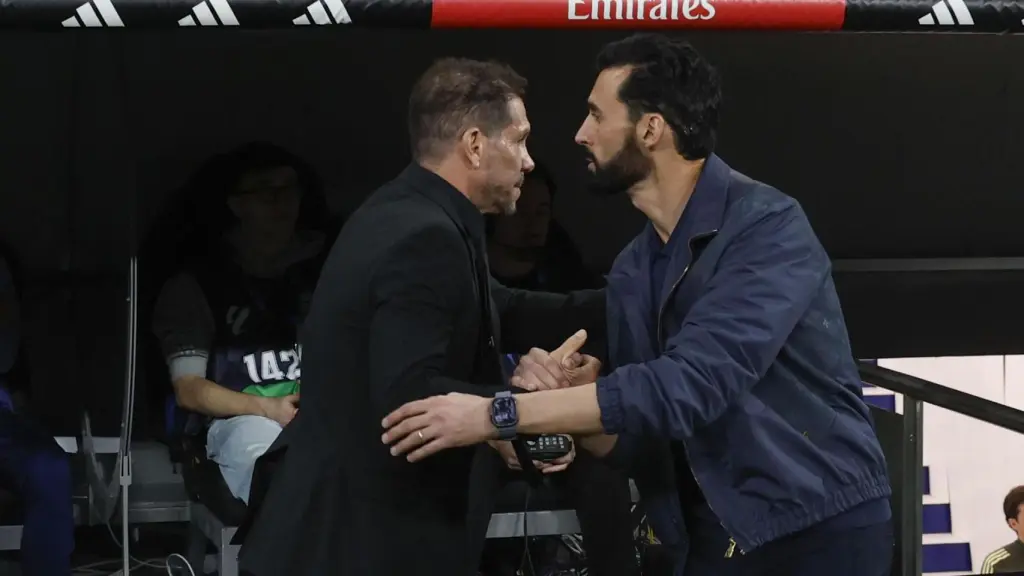 Arbeloa se saluda con el Cholo Simeone.