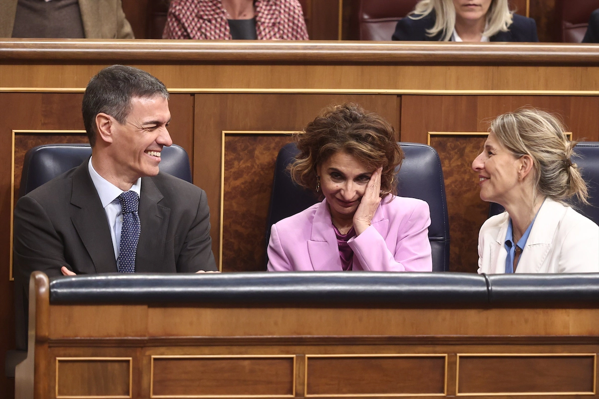 (I-D) El presidente del Gobierno, Pedro Sánchez; la vicepresidenta primera, María Jesús Montero, y la vicepresidenta segunda, Yolanda Díaz, en el Congreso de los Diputados, a 26 de marzo de 2026.