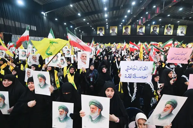 Partidarios de Hezbolá en Líbano con fotos del ayatolá iraní Alí Jamenei.