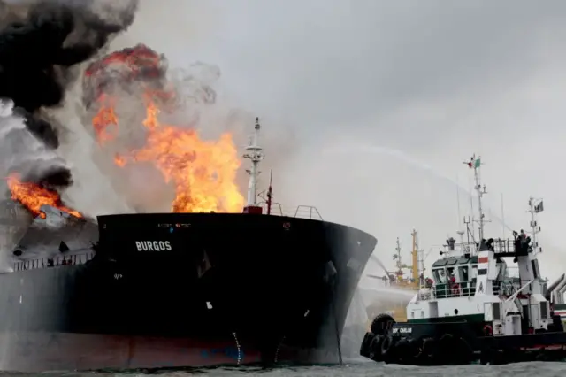 Incendio en un tanquero de la petrolera estatal mexicana Pemex en el Golfo de México, frente a la costa de Boca del Río, Veracruz, en septiembre de 2016.
