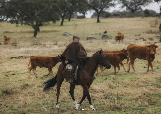 El líder de Vox, Santiago Abascal, en el Parque Natural de Cornalvo (Badajoz).