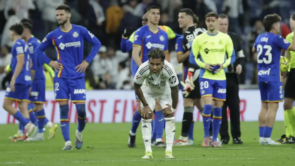 Rodrygo quejándose de la rodilla