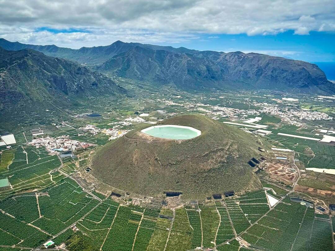 Foto: Vista aérea de un volcán en el sur de la isla de Tenerife cuyo cráter ha sido transformado en embalse agrícola. (Extraída de Facebook)