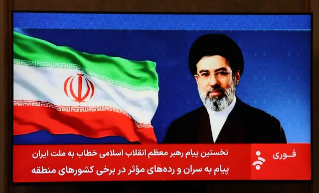Imagen del líder supremo iraní, el ayatolá Mojtaba Jamenei, mostrada en la televisión estatal iraní, mientras un presentador lee su primer discurso a la nación en Teherán, Irán, el 12 de marzo de 2026.