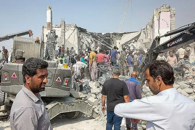 Varios hombres buscan sobrevivientes entre los escombros de la primaria Shajare Tayyiba