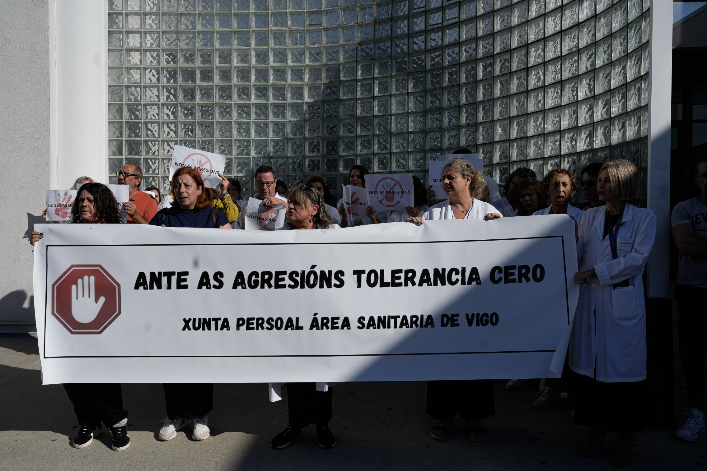 Foto: Personal se concentra frente al Hospital Meixoeiro de Vigo por una nueva agresión al personal sanitario. (Adrián Irago / Europa Press)