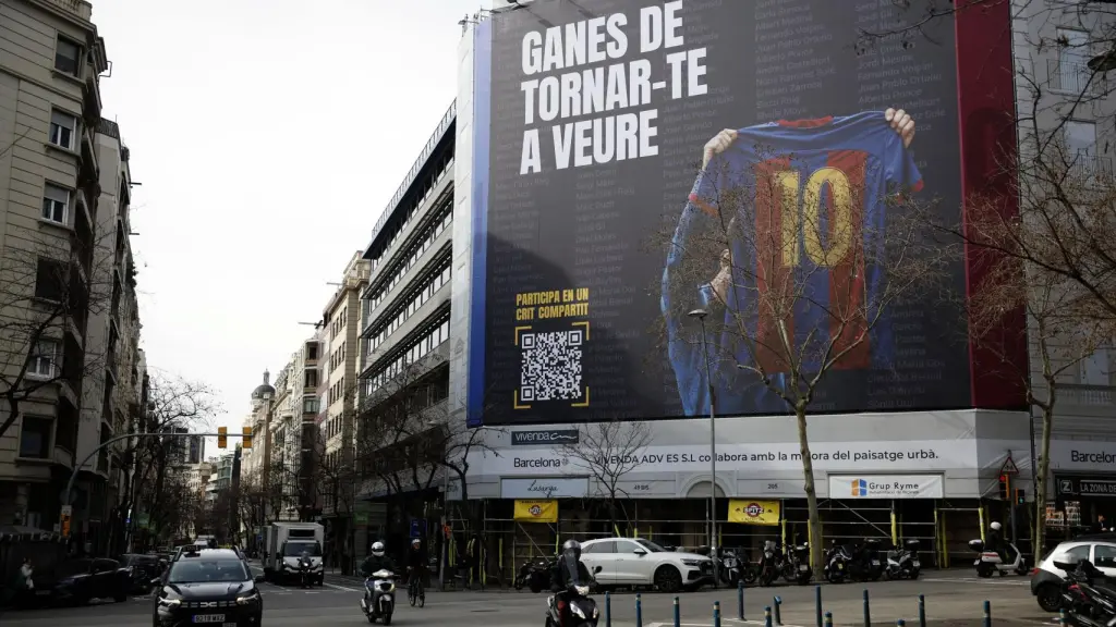 La pancarta con la figura de Messi colgada en Barcelona por la candidatura de Marc Ciria