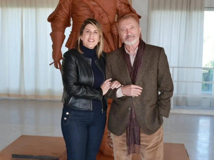 Noelia Arroyo y Arturo Pérez-Reverte posan sonrientes junto al imponente modelo en barro del capitán Alatriste