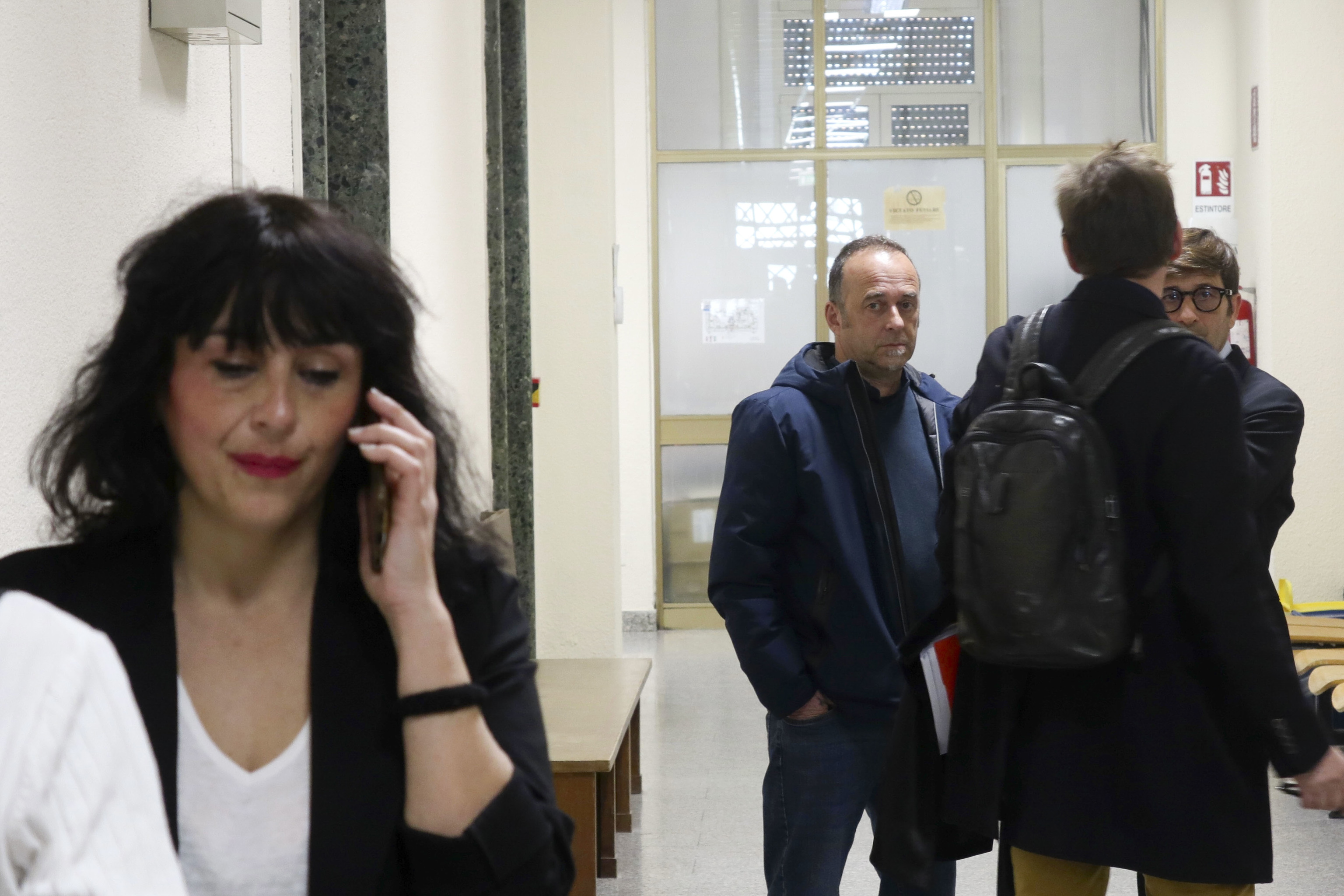 Juana Rivas este jueves en el Tribunal de Cagliari y su expareja, Francesco Arcuri (al fondo), acusado de maltrato a los hijos de ambos.