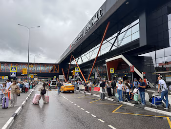 Personas en un aeropuerto a
