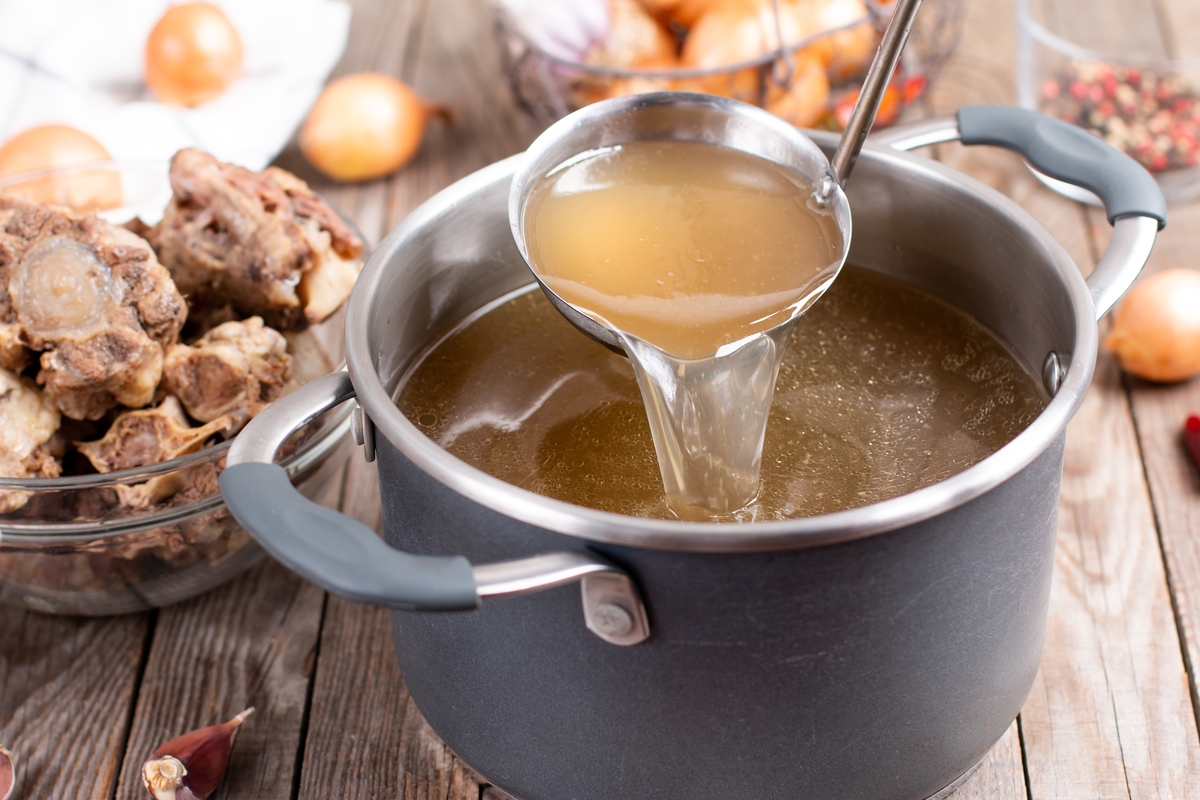 Caldo de huesos (AdobeStock)