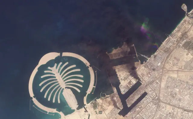 Imagen satelital del puerto de Jebel Ali, tras el incendio de uno de los muelles a causa de los restos de un misil interceptado, en Dubái (Emiratos Árabes Unidos), el 1 de marzo de 2026.