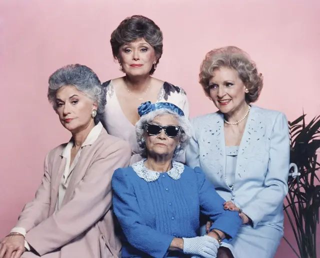 Bea Arthur como Dorothy Petrillo Zbornak, Rue McClanahan como Blanche Devereaux, Estelle Getty como Sophia Petrillo, Betty White como Rose Nylund