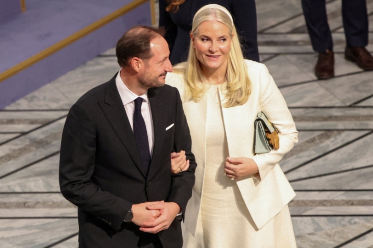 El príncipe heredero Haakon y la princesa heredera Mette-Marit de Noruega asisten a la ceremonia de entrega del Premio Nobel de la Paz 2025. (REUTERS/Leonhard Foeger/Foto de archivo).