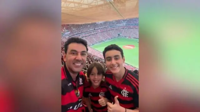 Thales Machado y sus dos hijos en un partido de fútbol