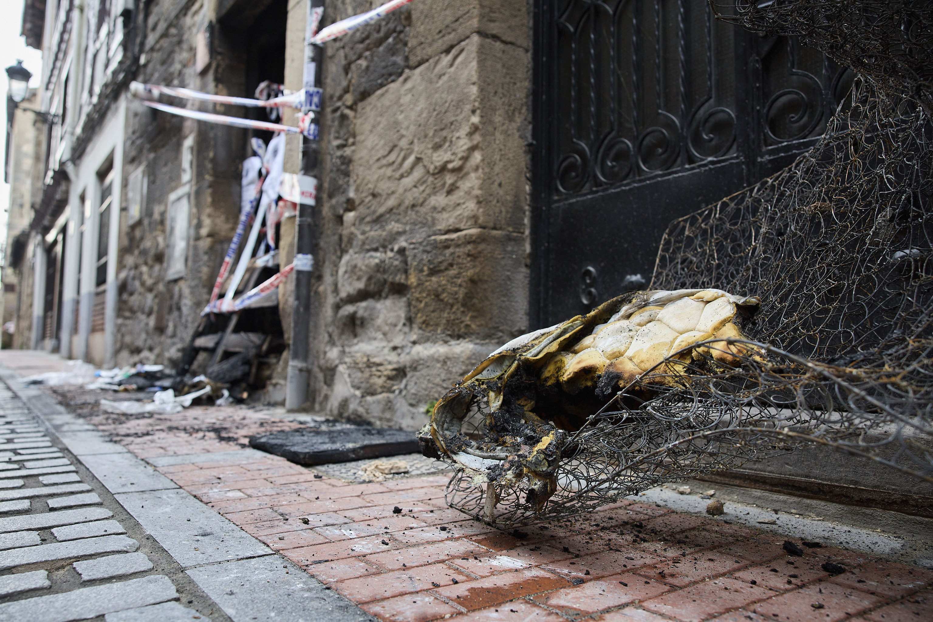 Uno de los colchones usados por el acusado para provocar el mortal incendio.