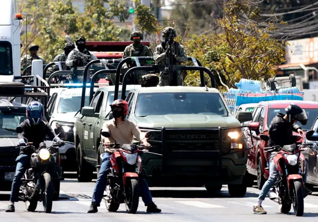 Soldados mexicanos patrullan la zona mientras el coche fúnebre del narcotraficante Nemesio "El Mencho" Oseguera llega al cementerio Recinto de la Paz en Zapopan, estado de Jalisco, México, el 2 de marzo de 2026.