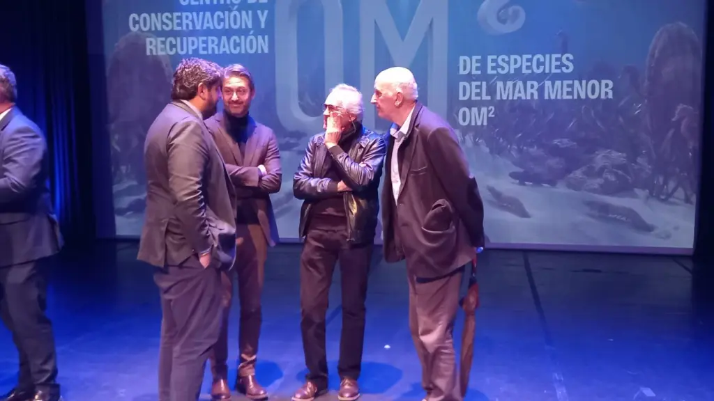 El presidente López Miras, junto al arquitecto Chacón