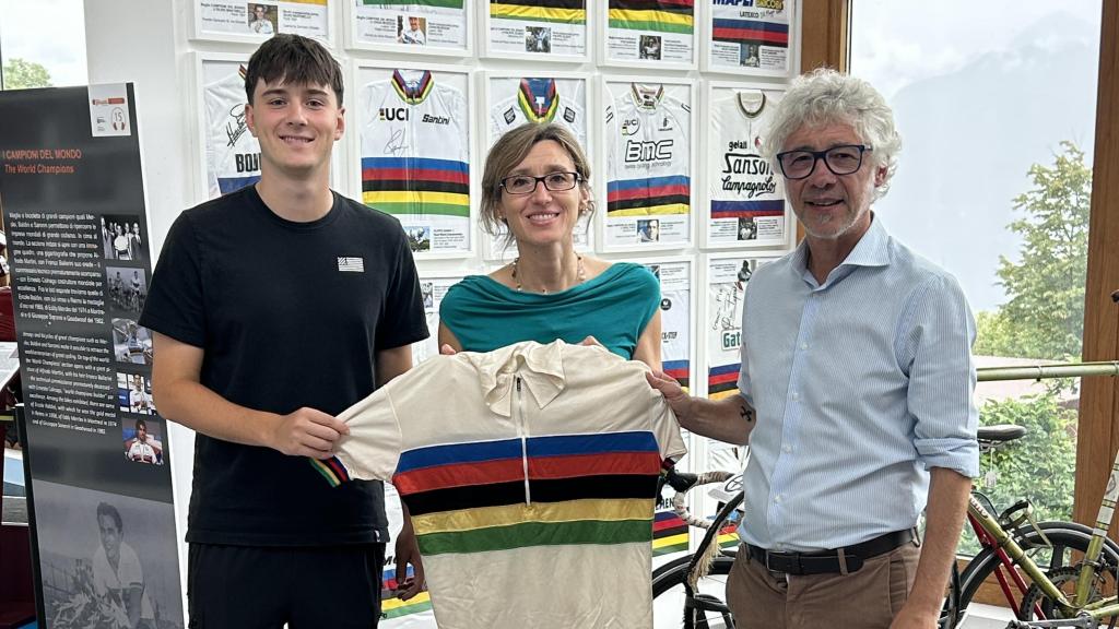 El hijo y el nieto de Giuseppe Soldi, en el Museo del Ghisallo con el maillot.