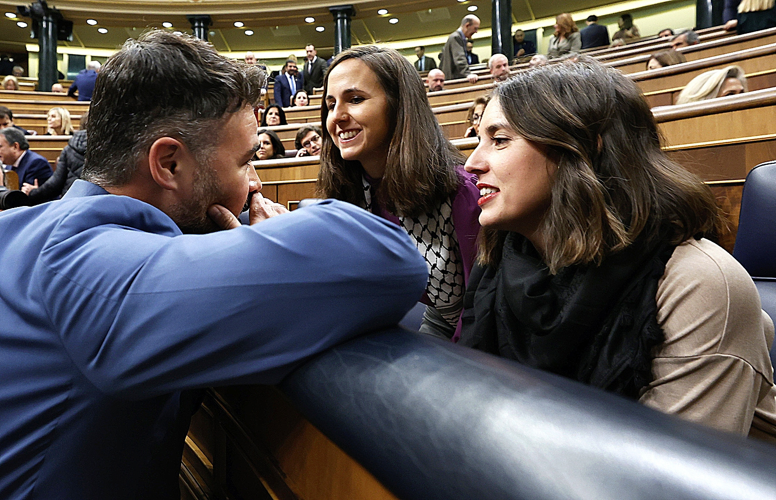 El portavoz de ERC en el Congreso, Gabriel Rufián, charla con Irene Montero y Ione Belarra en un Pleno de 2023, cuando aún eran ministras.