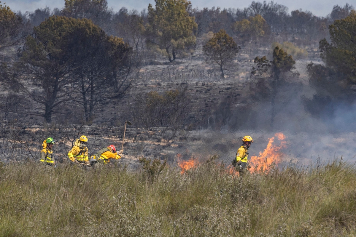El incendio con un frente de más de dos kilómetros de longitud, participan en su extinción dos helicópteros de las brigadas forestales contra incendios de la Comunidad de Murcia (EFE/Marcial Guillén)