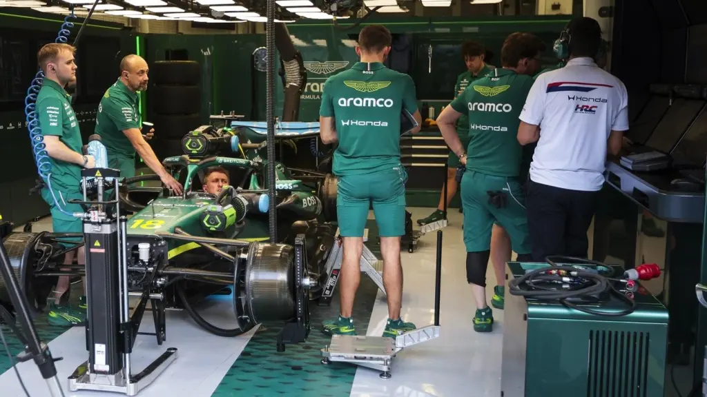Ingenieros y mecánicos de Aston Martin en el garaje del equipo durante los test de Baréin.