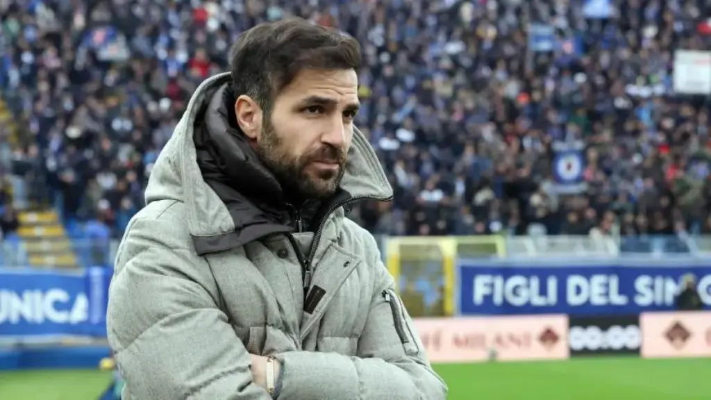 Cesc Fàbregas dirige al Como en un partido de la Serie A.