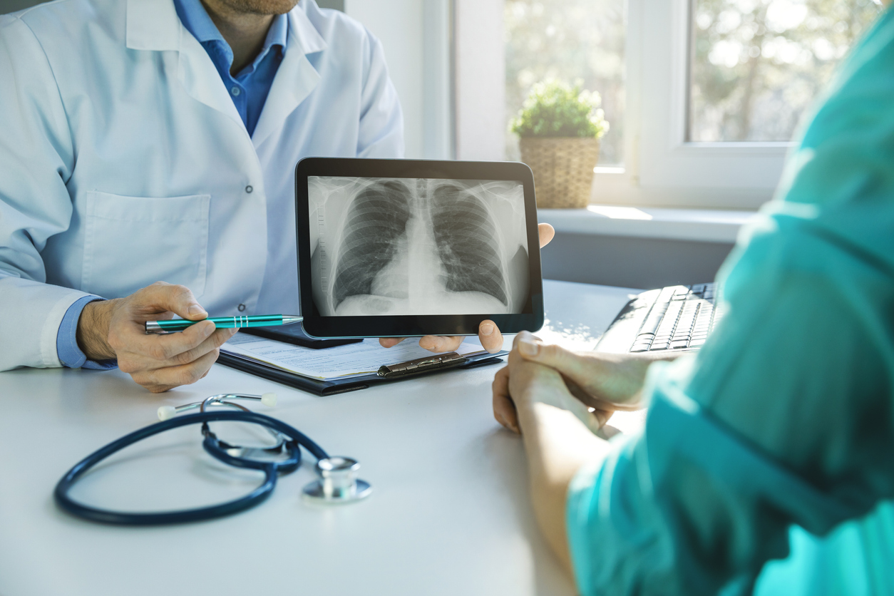 Foto: Un médico enseña a un paciente los resultados de una radiografía de tórax (Fuente: iStock)